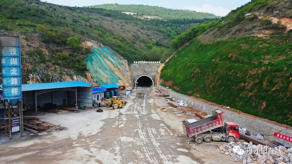 鄂豫两省南水北调丹陶公路控制性工程白果树沟隧道顺利贯通