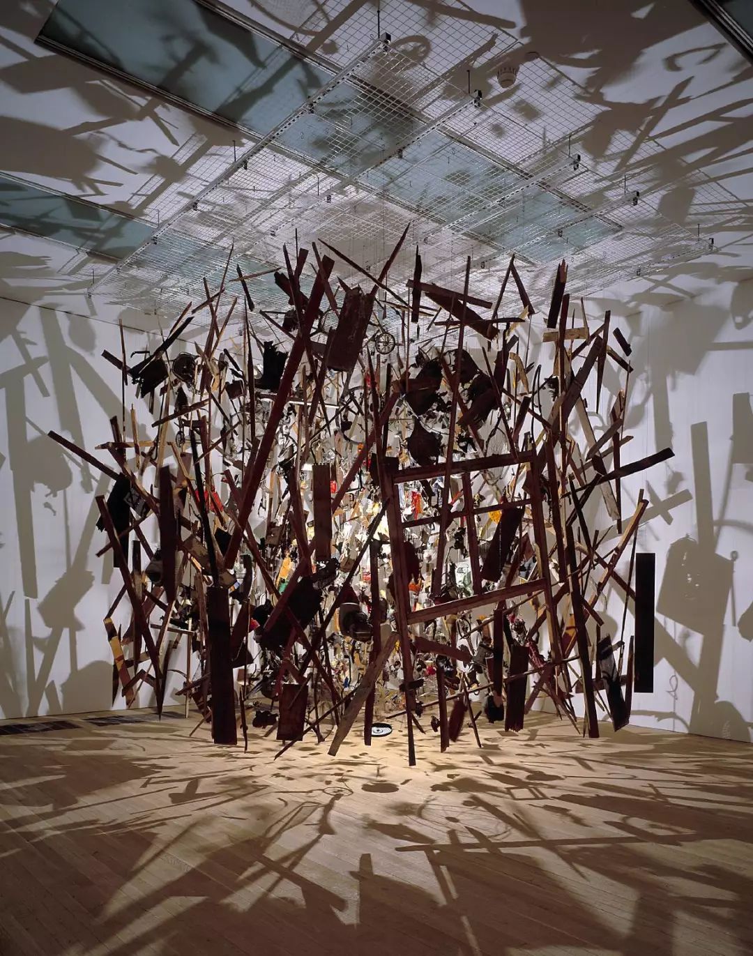 以大型装置闻名的女性艺术家——cornelia parker