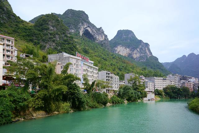 然后出名的当数巴马县,这里有长寿村,百魔洞,长寿水 晶宫,百鸟岩等