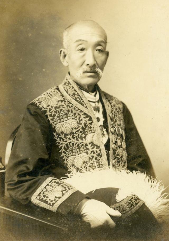 上杉茂宪(左,米泽藩末任藩主.