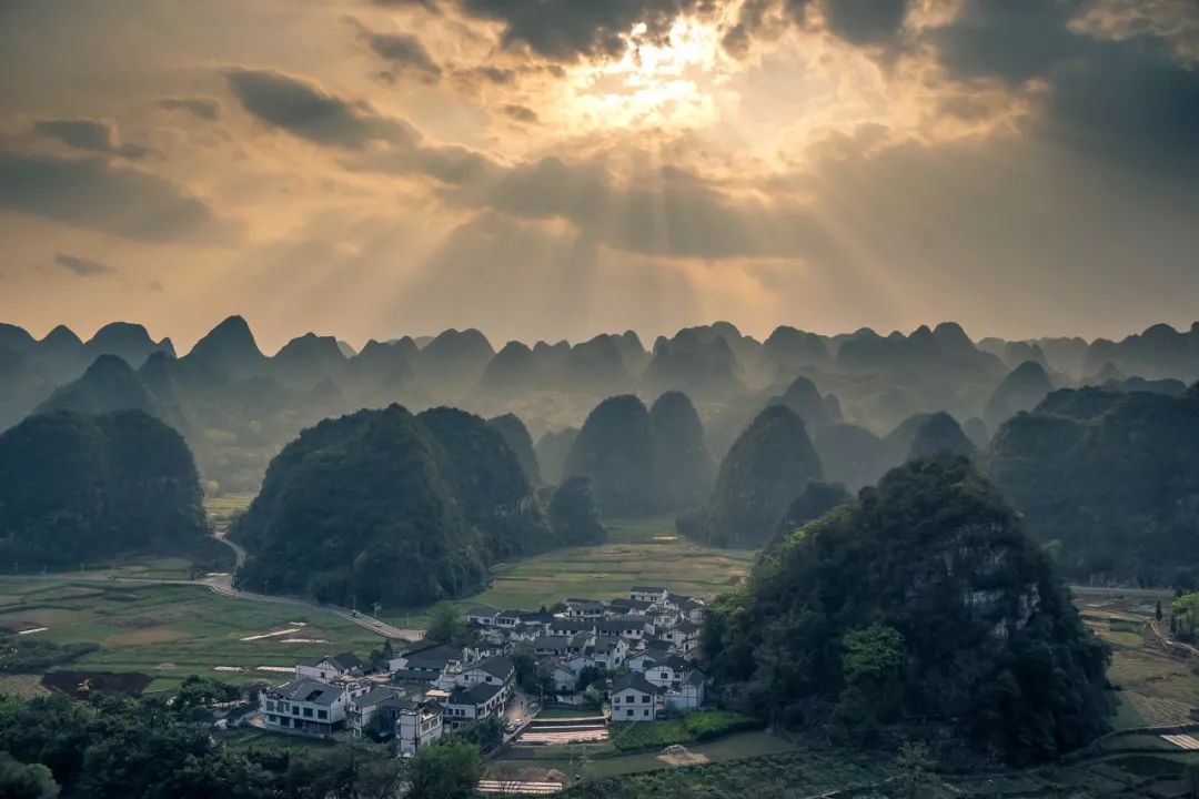 万峰林则是喀斯特地貌的精华,在云贵高原上像一片露天的喀斯特地貌