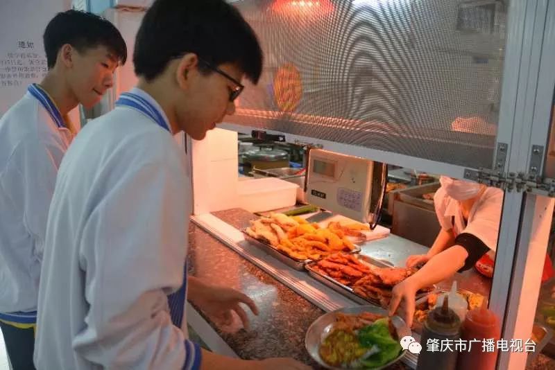 端州全面实行校园陪餐制肇庆市第一中学高中部师生家长同台用餐