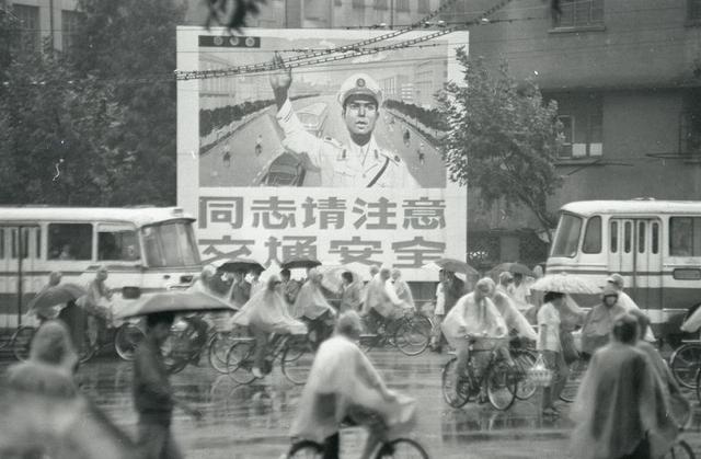 1919年 上海人口_1919年6月,上海工人在拆除日货招牌.当时,中国各大城市实行罢课