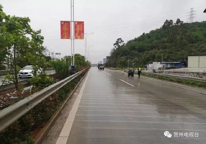 国道207线贺州八步莲塘莲花公墓路段出现油污导致路面湿滑过往车辆要