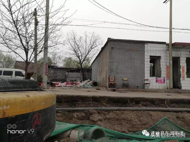 清徐凤仪街沿线商户积极配合对红线内的建筑物自行拆除