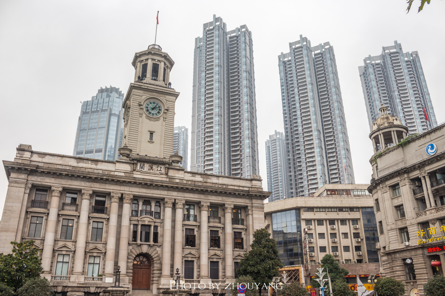 江汉路,武汉著名的百年商业老街,堪称20世纪建筑博物