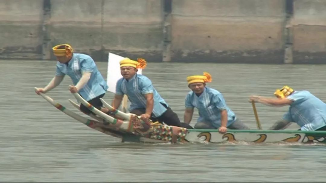 重头戏 每年龙舟表演赛 总会吸引不少市民和游客前往观看 一睹傣族