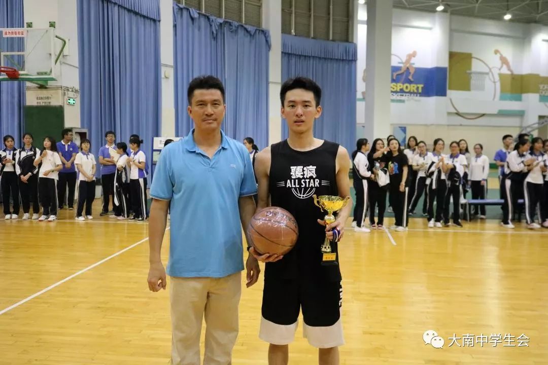 张泽南2018/4/11(学生处万火成副主任为他们颁奖)2018/4/11mvp:陈志烽