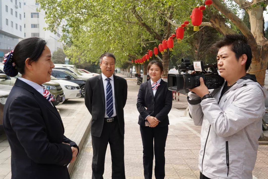 当日,灵宝市公安局和灵宝电视台记者对杜英芳事迹进行了采访失主袁鹏