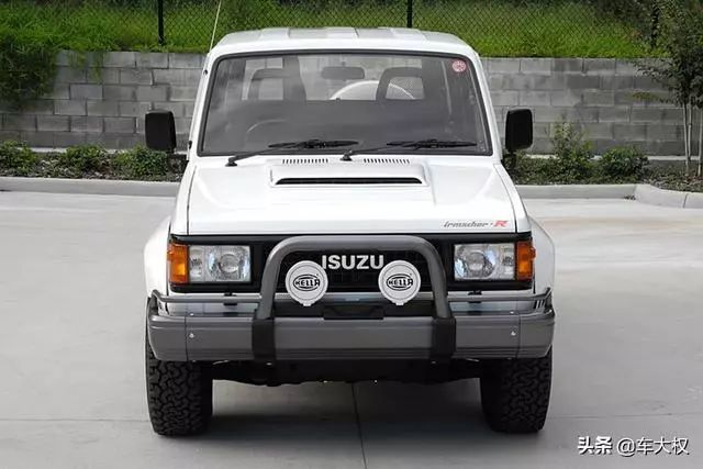 教授说:isuzu trooper在1981-2002年期间生产,共拥有两代车型,当年