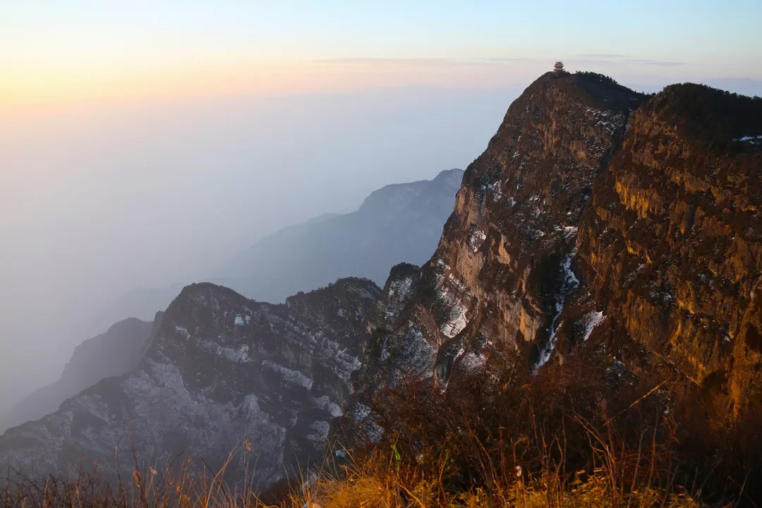 01 原"川中四绝"之一,位川西南乐山,眉山市境内,包括峨眉山,乐山大佛