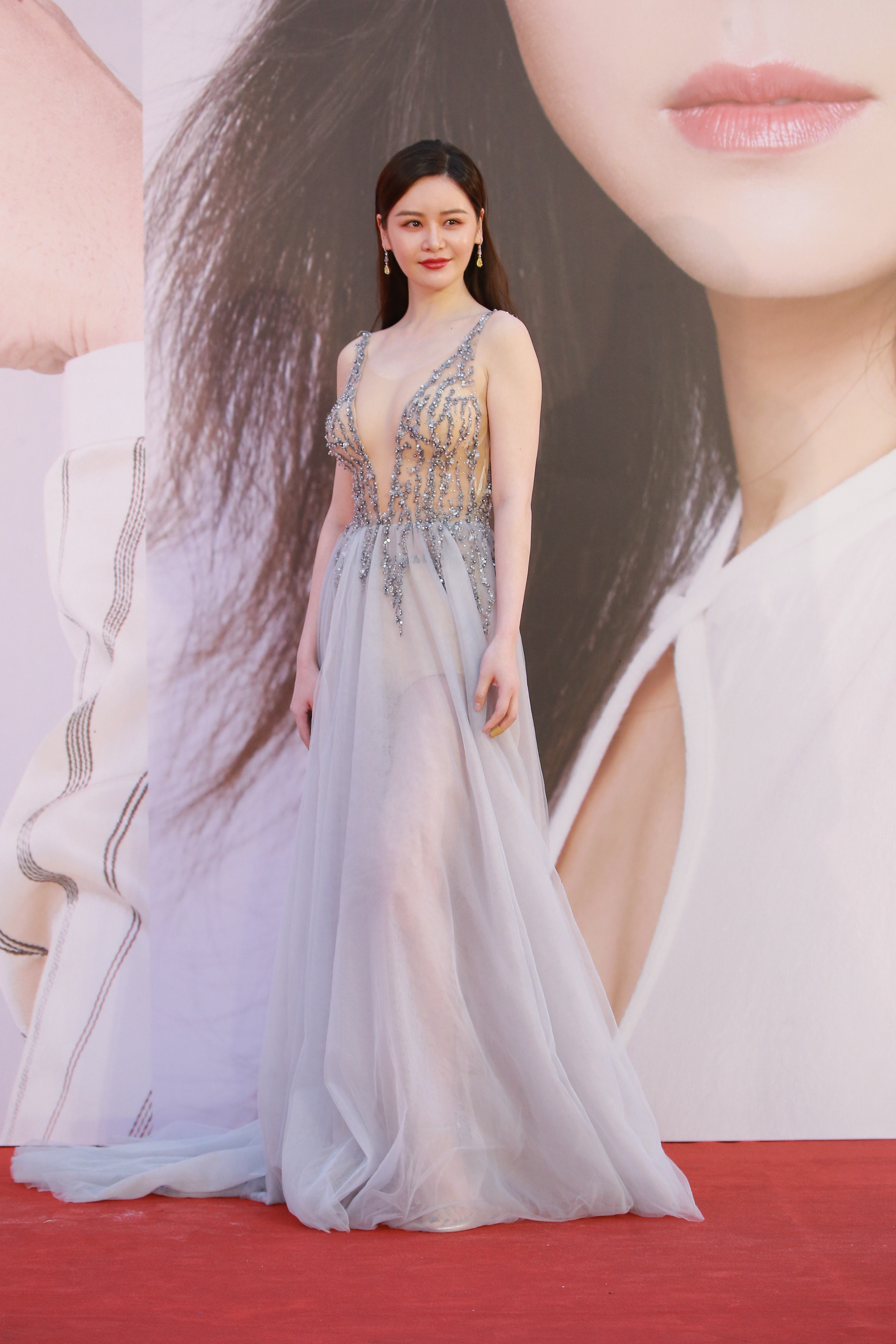 《追龙2》的女演员邱意浓亮相金像奖红毯.