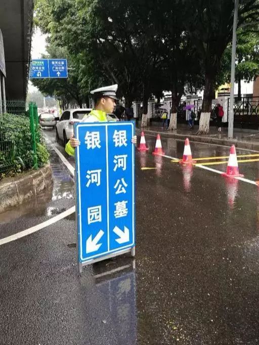 民警设置交通指示牌 引导市民出行