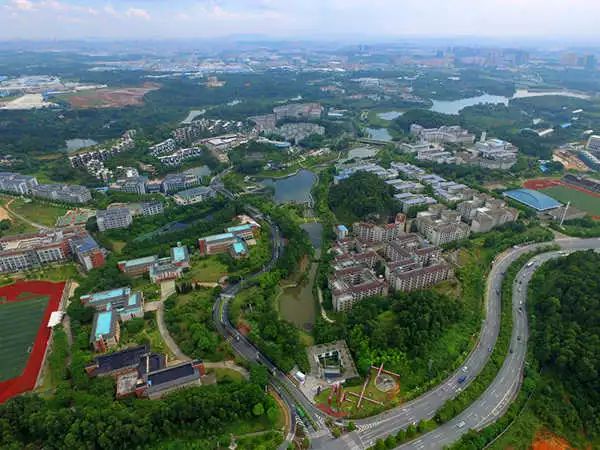 狮山大学城位于南海区狮山镇南海软件科技园内,毗邻迳口水库,黄洞径