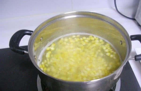 土豆和玉米也能搭配做美食，这种做法简单又营养