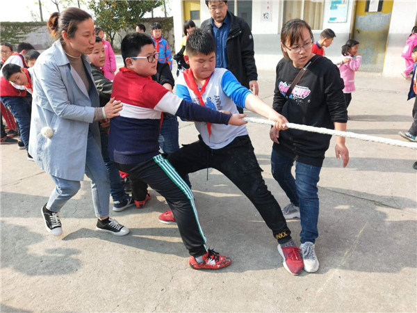 一条绳，一条心，齐用力——盱眙县三河实验小学举行拔河比赛 图1