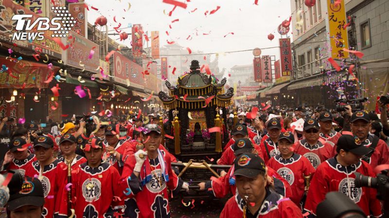 “妈祖来了，兄弟们，抢！”