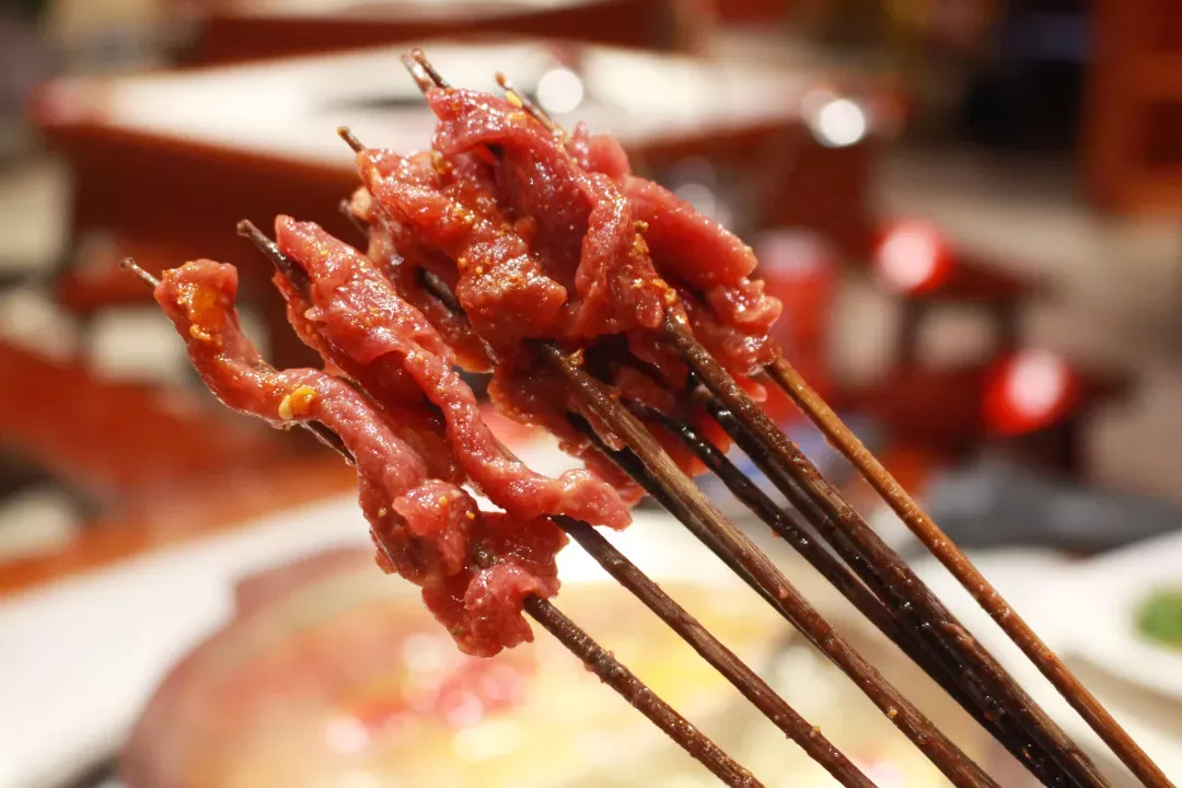 作为串串必点的菜品,碟滋味的麻辣牛肉也没有让我失望,每一块牛肉都