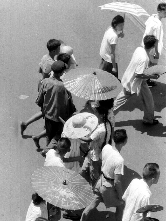 六十年前上海街拍，女孩子钟爱麻花辫