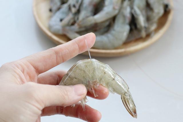 烹饪步骤: 1.将大虾去掉虾头,用厨房剪剪开虾背,挑出虾线剥掉外壳.
