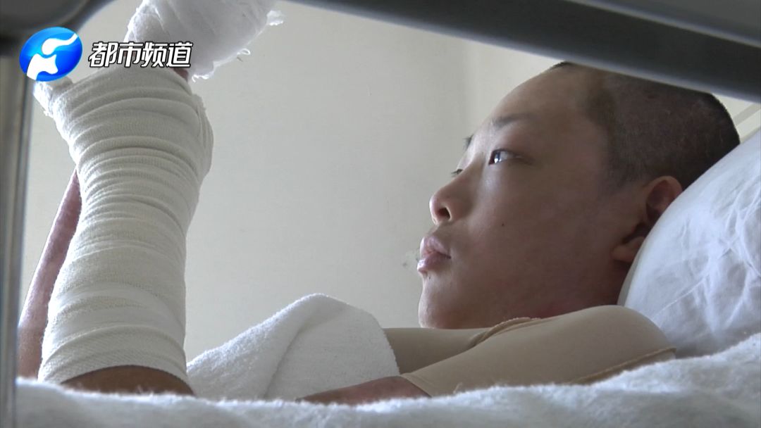 郑州13岁少年为救同伴烧成"黑炭",右手不幸截肢,醒后却说:我不后悔