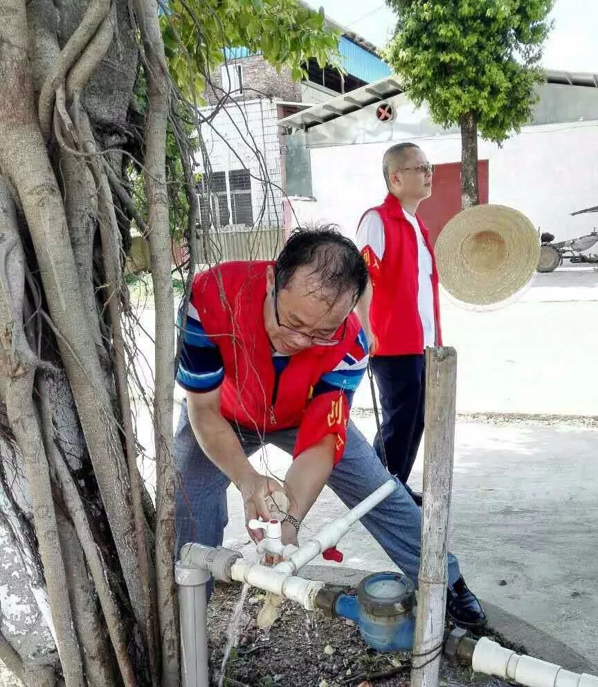 最美风景线臂挂红袖章的中年大叔肖沛