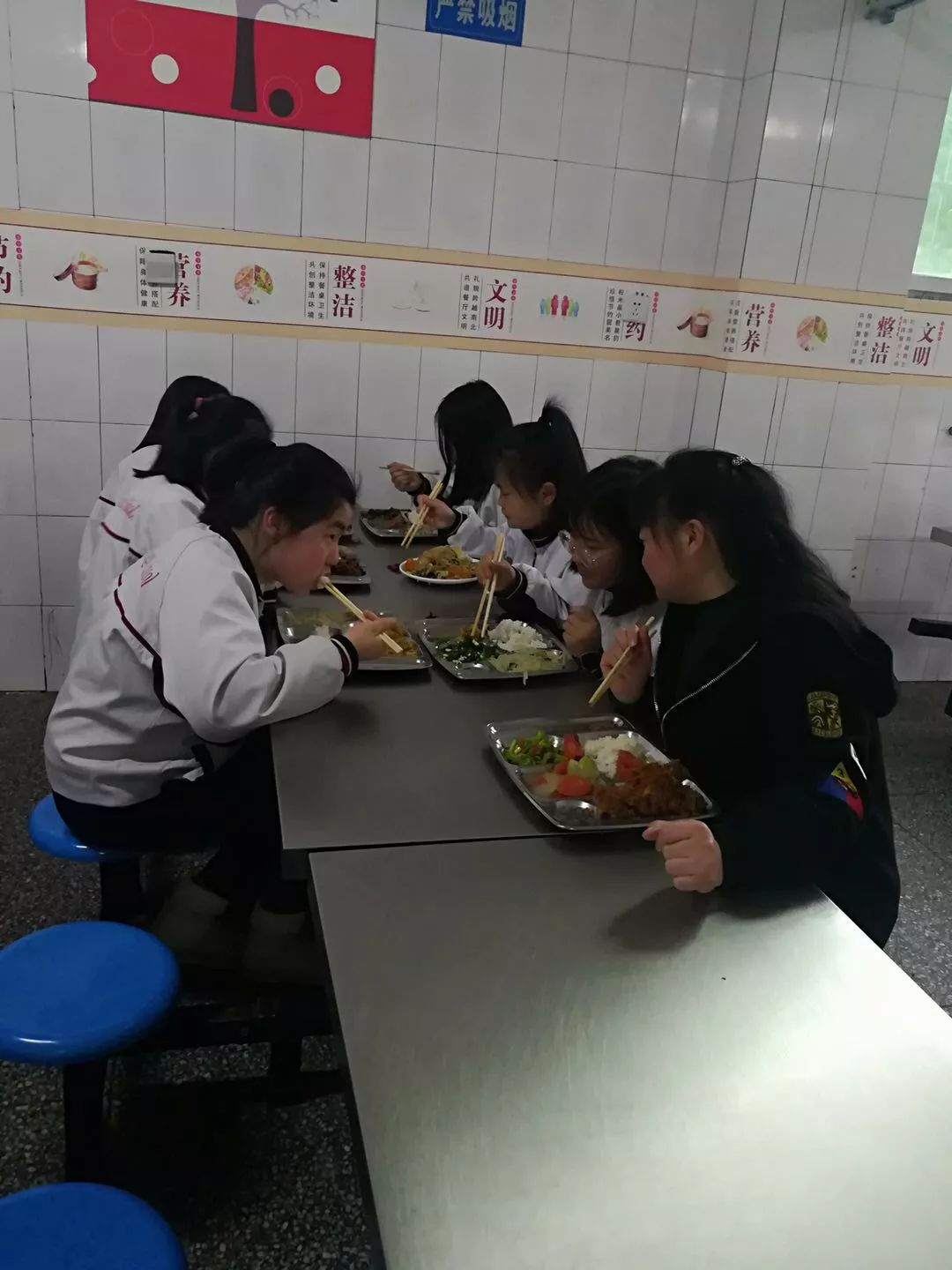 4月1日起,巴中市各中小学,幼儿园 全面实行校长园长陪餐制度~ 下面就