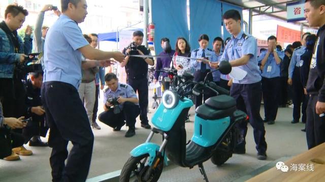 电动车"新国标"实施首日,南宁首张"小蓝牌"被领走