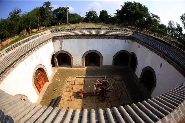 "地坑院,独一无二的地下神奇建筑_四合院