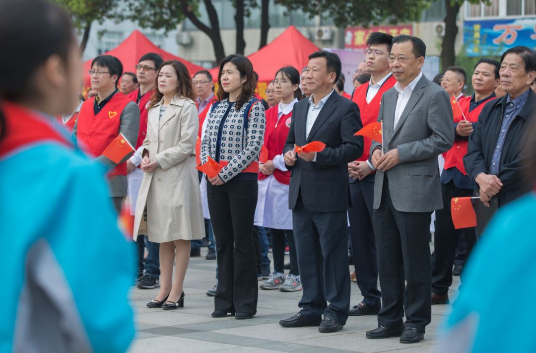 何小茜为天使翼卫生健康志愿服务队授旗多图模式已开启"红马甲"们出