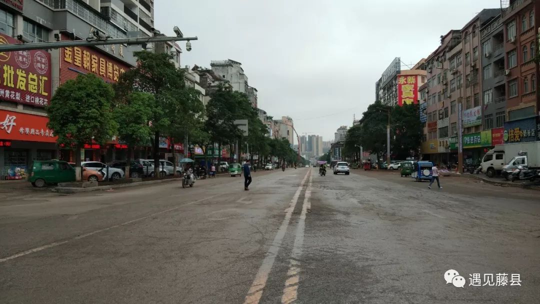 路面坑坑洼洼连日雨水天气,对于县城群众来说,我们看到的是,藤州大道