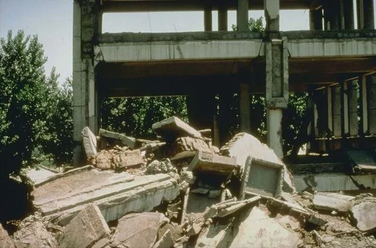 唐山大地震后倒塌的楼房./ 维基