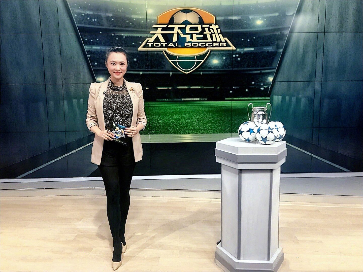 CCTV王曦梁：被誉为“中国第一足球女主播”和“央视第一美腿”-今日头条娱乐新闻网