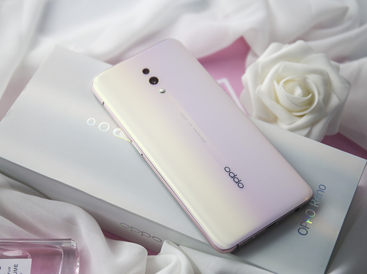 1/ 12 北京时间4月10日,oppo reno系列手机正式发布,拥有全景屏,4800