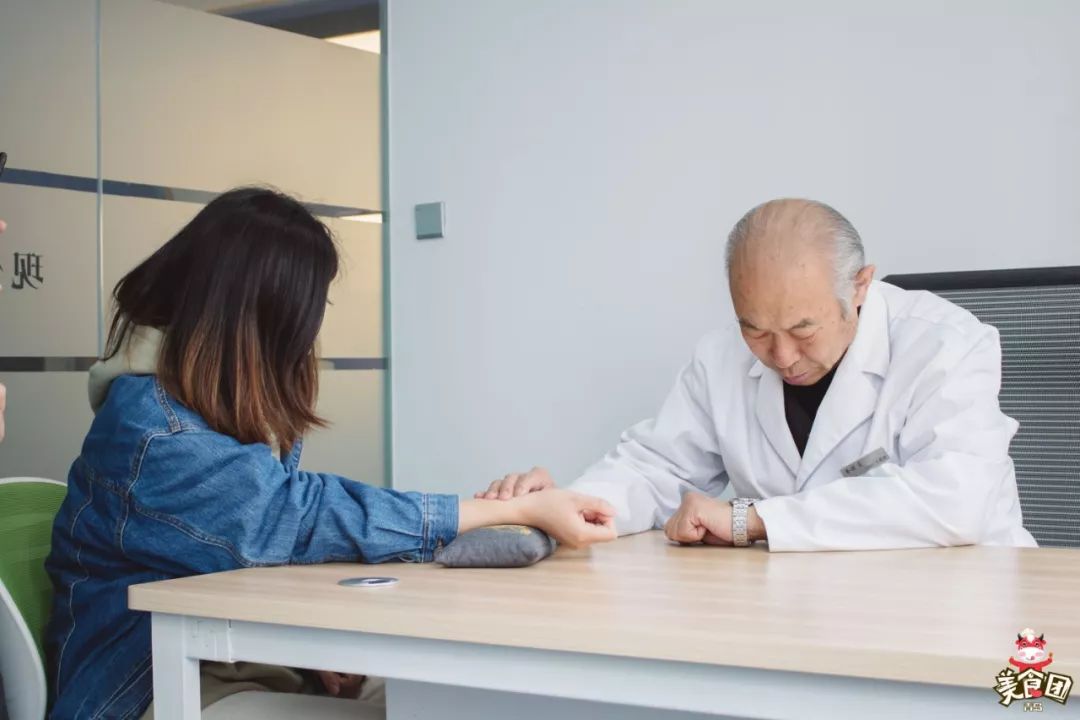 王大夫看病相当仔细,给每位患者的诊疗时间都在 30分钟左右,左右手都