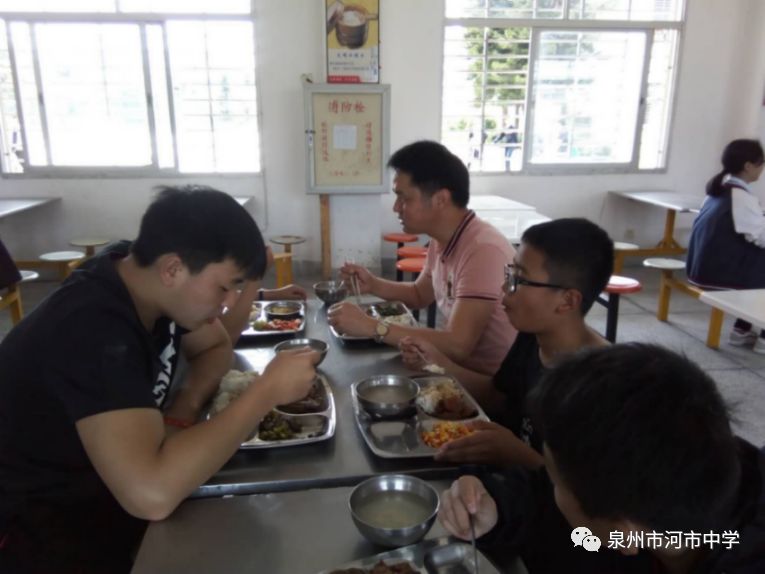 最近,河市中学食堂迎来了新景象!师生同餐,其乐融融