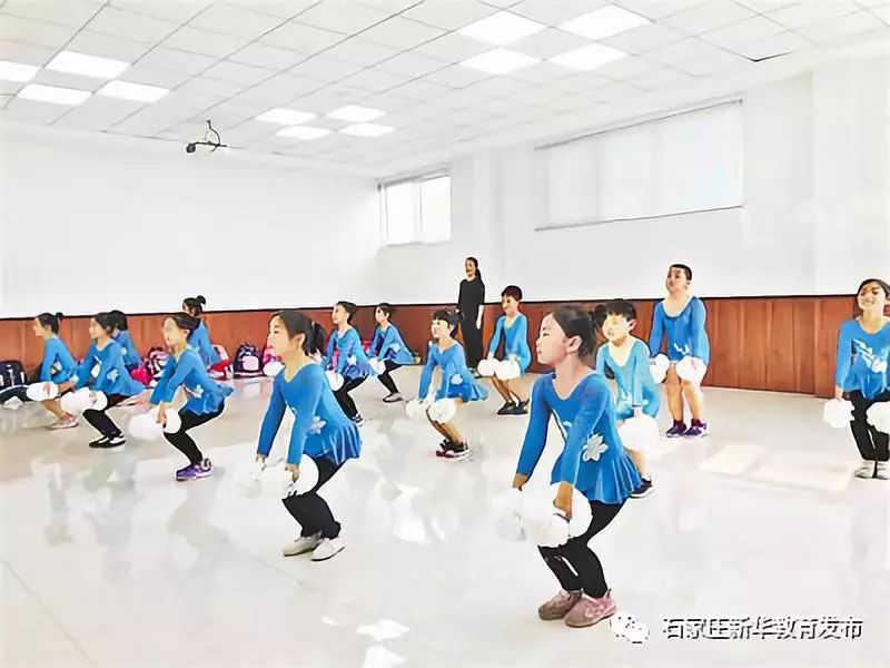 近日,石家庄市西三庄学校的小学生们放学后在老师的指导下学习舞蹈.
