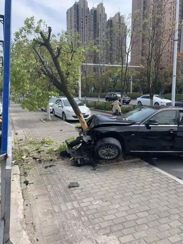 宝马也要火?常熟星光天地旁宝马猛烈撞树,车直接报废还要