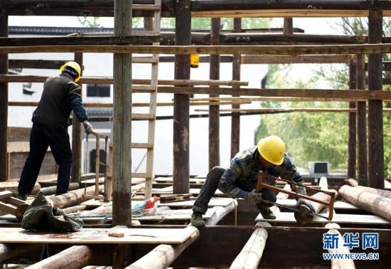 4月13日,在安徽铜陵义安区西联镇犁桥老街,徽派建筑匠人在修复明清