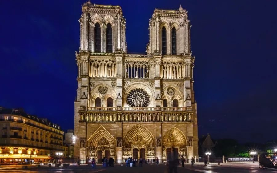 在那本世界名著《巴黎圣母院》里,雨果写道:" 凡是重大的事情,后果