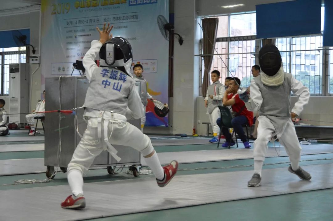 这项市级比赛,南区竹秀园中心小学斩获第一名↓_击剑