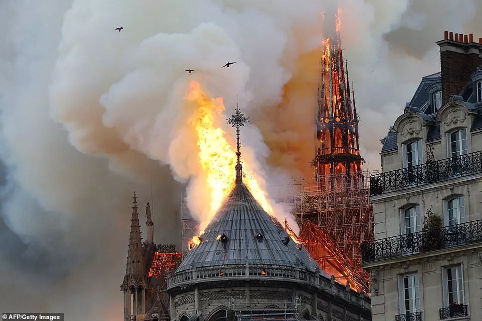 巴黎圣母院大火！800年古迹被焚毁，烧不掉她曾经的美！