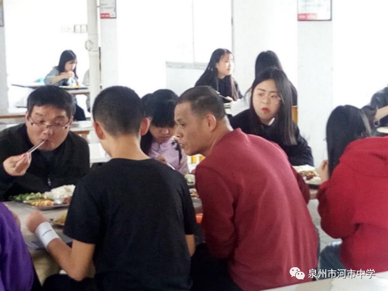 最近,河市中学食堂迎来了新景象!师生同餐,其乐融融