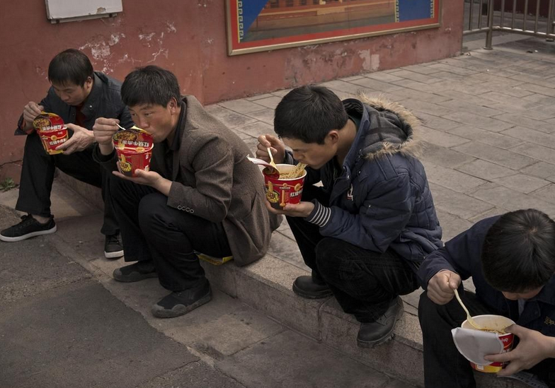 泡面工地最受欢迎的食物被农民工吃出仪式感