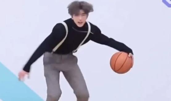蔡徐坤打篮球和你们维权的样子好像蔡徐坤