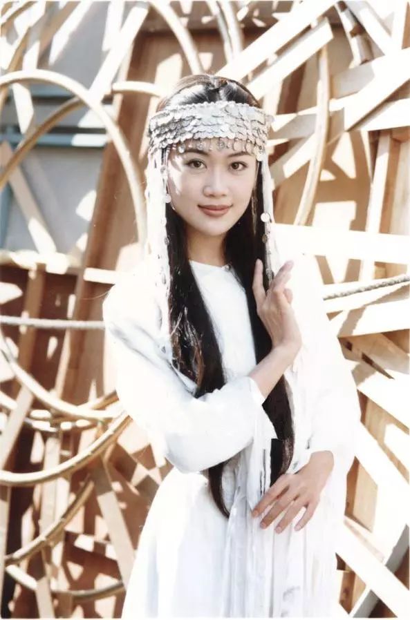 1995年梁小冰在古装剧《包青天·夫证妻凶》扮演柳月娥时不仅穿了一身