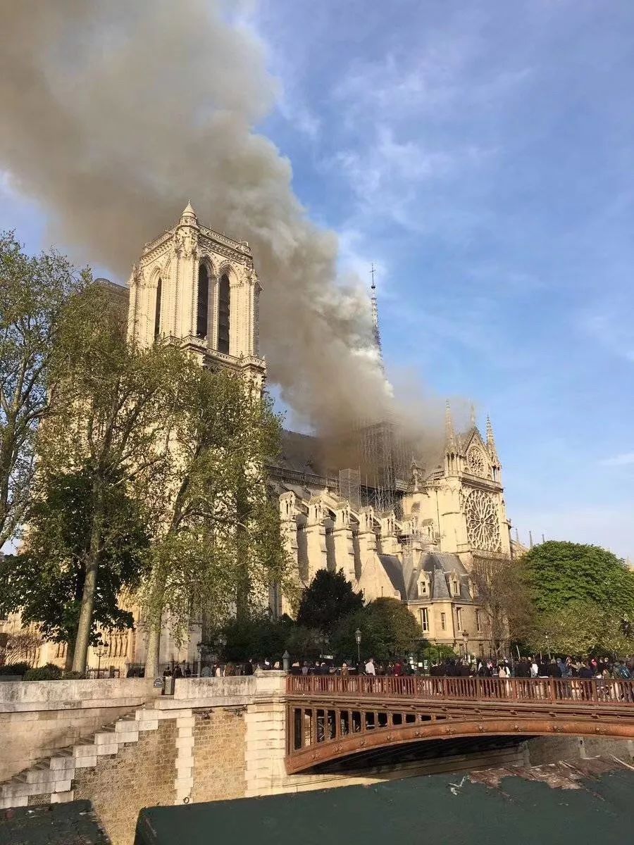 巴黎圣母院大火！800年古迹被焚毁，烧不掉她曾经的美！