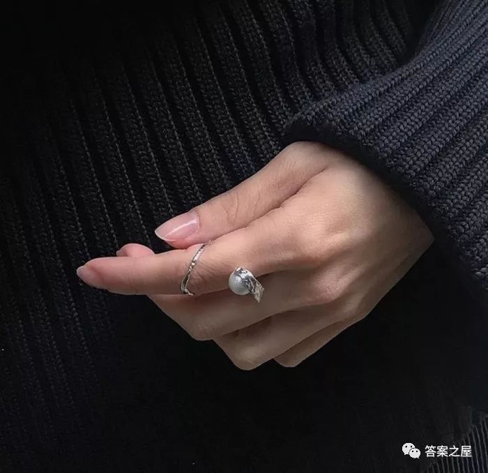 戒指佩戴在女性右手的——大拇指增福寿,食指单身旺桃花人际关系,中指