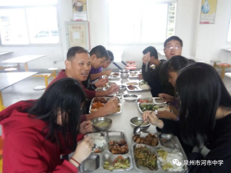 最近,河市中学食堂迎来了新景象!师生同餐,其乐融融