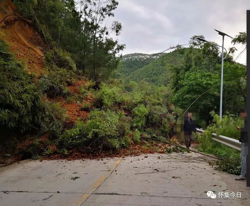 网友爆料:今日怀集凤岗镇桃花路段发生塌方,过往车辆注意安全